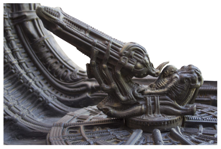 Posee algunas ilustraciones de HR Giger pintadas a mano de "Alien"