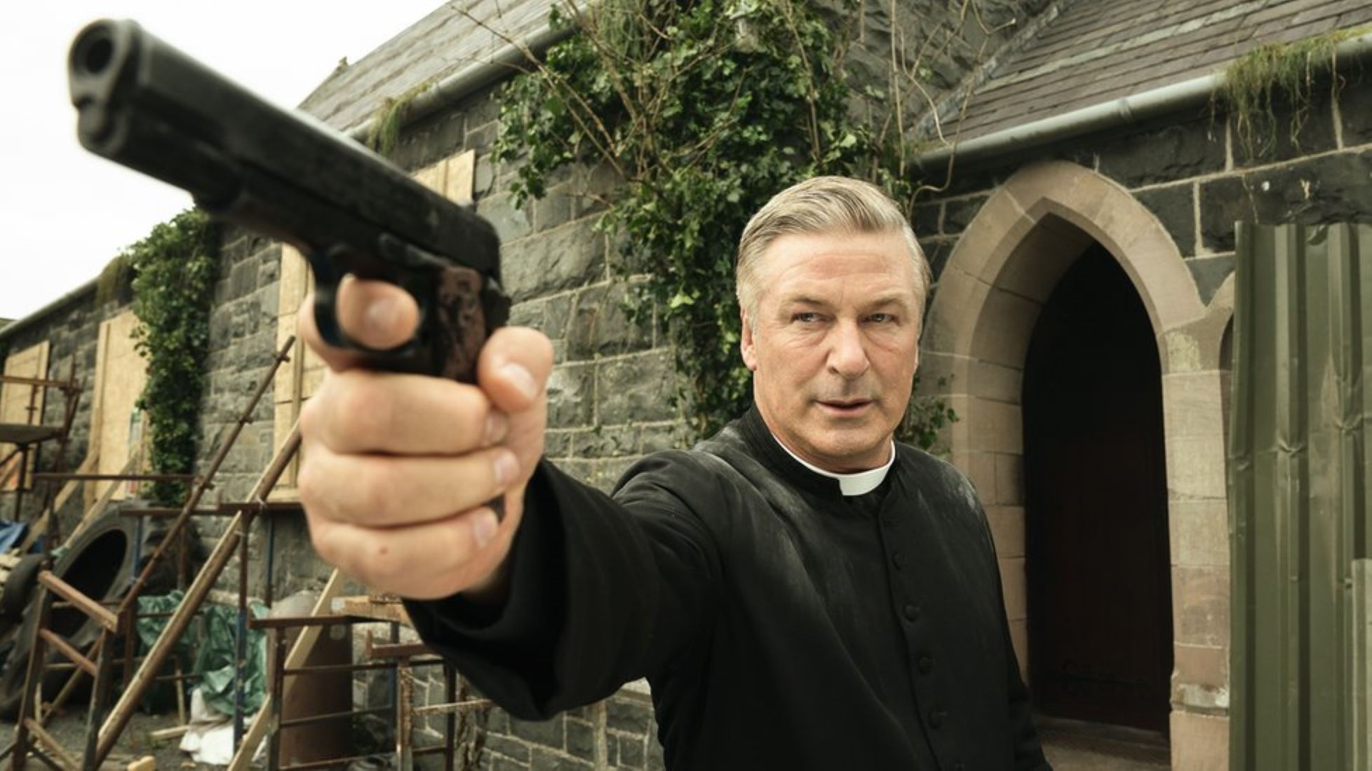 Alec Baldwin es un sacerdote asesino en 'Pixie', disponible en marzo
