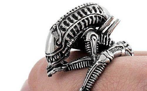 ¡Celebra el Día de los Extranjeros con este anillo de xenomorfo de acero inoxidable coleccionable!