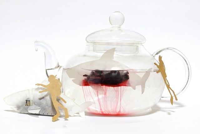 ¡Vamos a necesitar una taza más grande!  Bolsitas de té en forma de TIBURÓN Bleed Red Tea